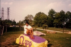 Que sweetheart sitting on rock